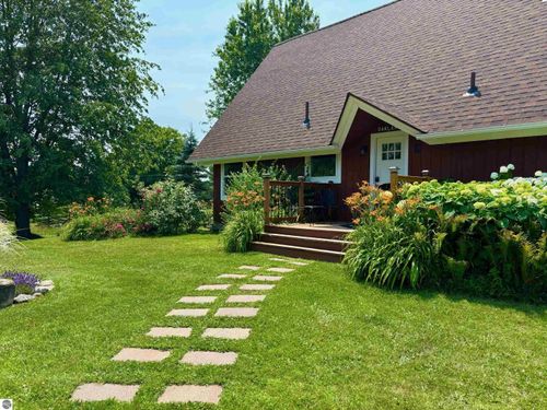 13879 Phelps Rd, Charlevoix, MI, 49720-9201 | Card Image