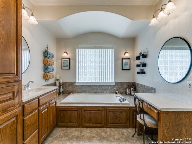 6840 S Loop 1604 W, House other with 3 bedrooms, 3 bathrooms and null parking in Von Ormy TX | Image 22