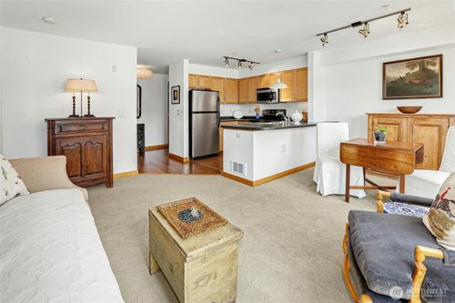 apt-405-827 Hiawatha Pl S, Seattle, WA, 98144-2851 | Card Image