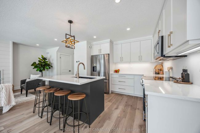 483 Huron St, House other with 3 bedrooms, 3 bathrooms and 2 parking in Wyoming ON | Image 9