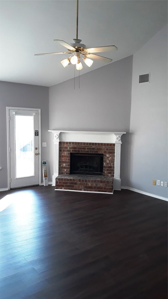 WOOD BURNING FIREPLACE! | Image 8