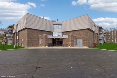 208 - 924 S Lake Court, Condo with 2 bedrooms, 1 bathrooms and 2 parking in Westmont IL | Image 1