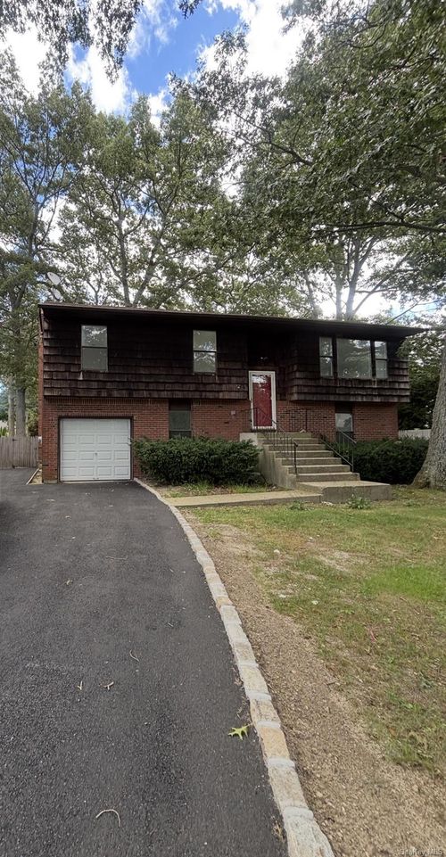 39 Pond Path, Lake Grove, NY, 11755-1828 | Card Image