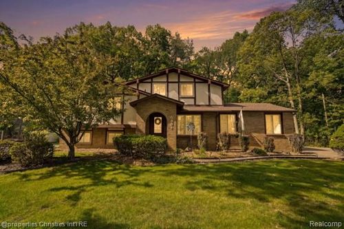 6884 Aeroview St, West Bloomfield, MI, 48324-2606 | Card Image