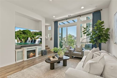 102 Sawbuck, Irvine, CA, 92618-1423 | Card Image