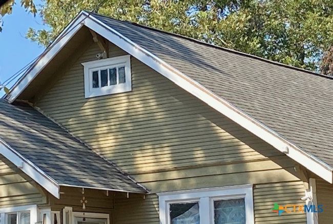 409 E Hochheim St, House other with 3 bedrooms, 2 bathrooms and null parking in Yoakum TX | Image 6