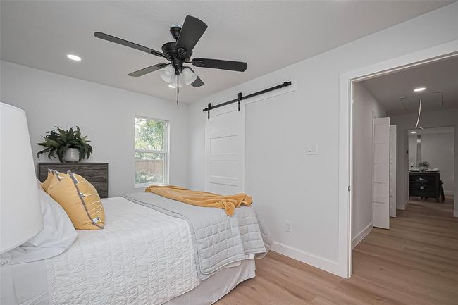 Barn door on bathroom | Image 11