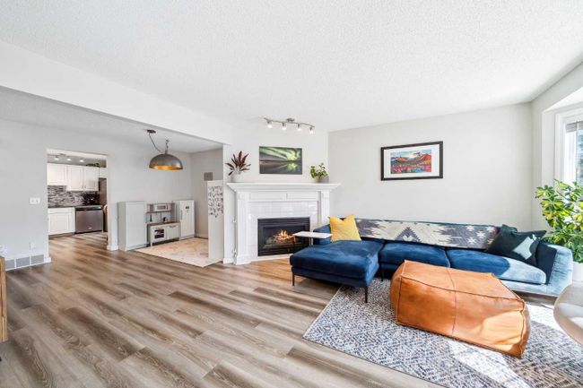1 - 2126 35 Avenue Sw, Home with 2 bedrooms, 1 bathrooms and 1 parking in Calgary AB | Image 2
