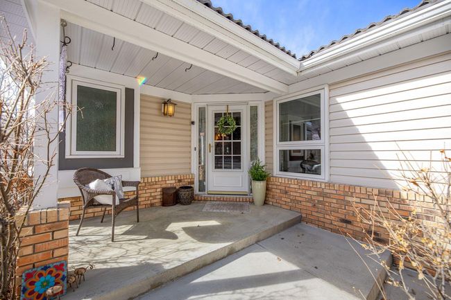 19 Sunrise Way, Home with 3 bedrooms, 3 bathrooms and 4 parking in Priddis Greens AB | Image 5