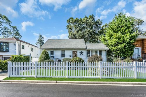 12 Washington Dr, Merrick, NY, 11566-2626 | Card Image
