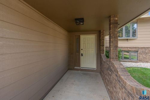 729 N Columbia Dr Drive, Sioux Falls, SD, 57103-6604 | Card Image