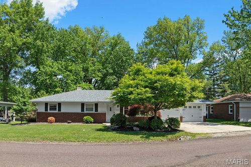 2413 Lake Dr, Highland, IL, 62249-2352 | Card Image