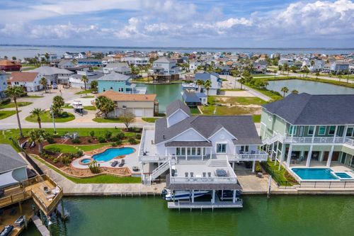 208 Coconut St, Tiki Island, TX, 77554-6130 | Card Image