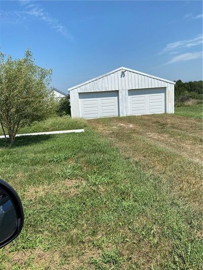 Garage with a yard | Image 2