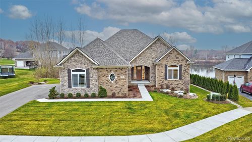 690 Willow Lake Ct, Oxford, MI, 48371-6379 | Card Image