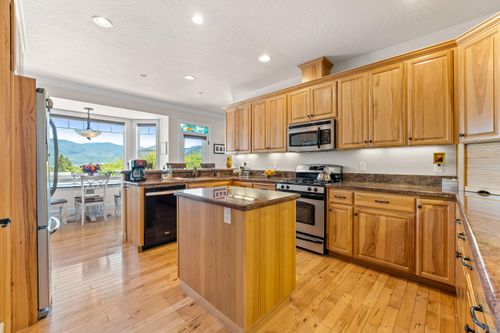 2229 Se Linden Ln, Grants Pass, OR, 97527-5293 | Card Image