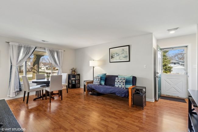 302 Taylor Ct, Condo with 3 bedrooms, 2 bathrooms and 1 parking in Vernon Hills IL | Image 6