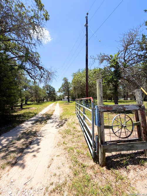 237 Sandy Oaks Dr, Seguin, TX, 78155-0633 | Card Image