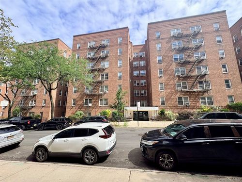 605-64-41 Saunders St, Rego Park, NY, 11374-3200 | Card Image