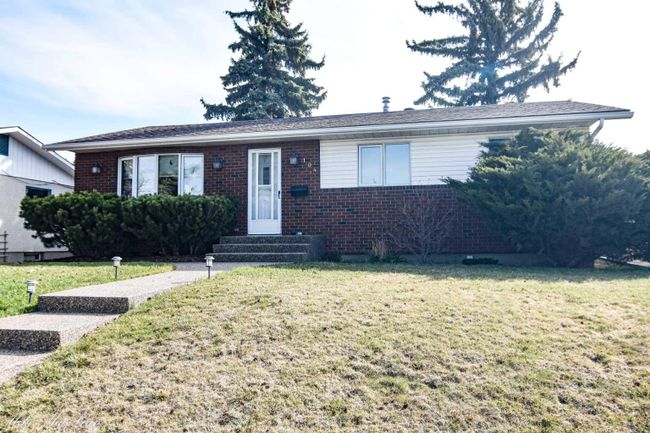 104 Marbrooke Circle Ne, Home with 3 bedrooms, 2 bathrooms and 2 parking in Calgary AB | Image 6