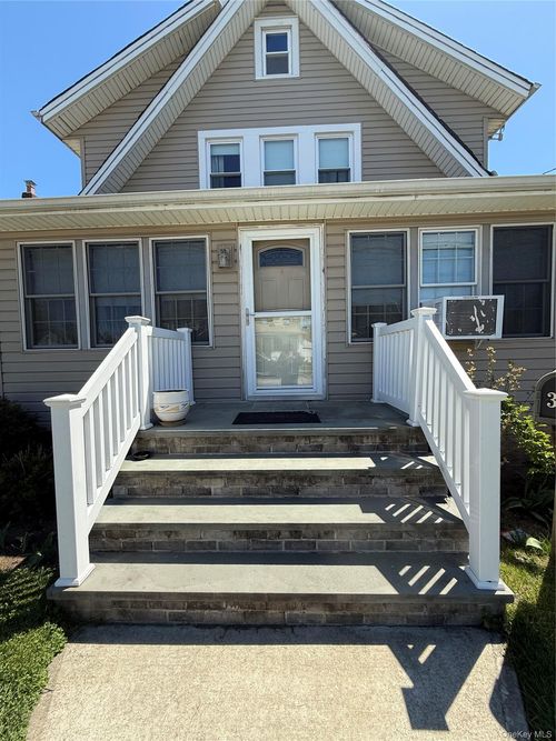 35 S Franklin Ave, Valley Stream, NY, 11580-5622 | Card Image