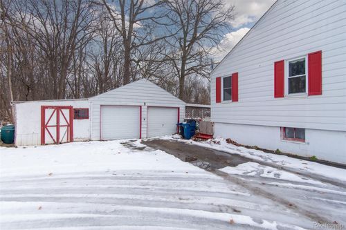 2274 N Center Rd, Burton, MI, 48509-1003 | Card Image