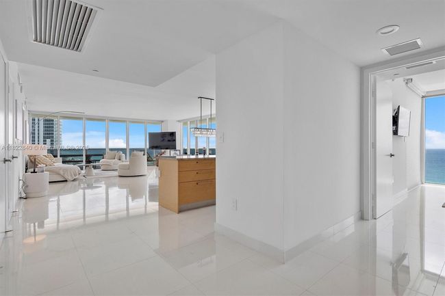APT-1101 - 1830 S Ocean Dr, Condo with 3 bedrooms, 3 bathrooms and null parking in Hallandale Beach FL | Image 32