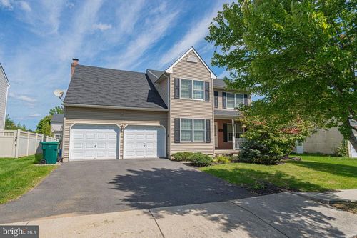 25 Grist Mill Ln, Easton, PA, 18045-7471 | Card Image