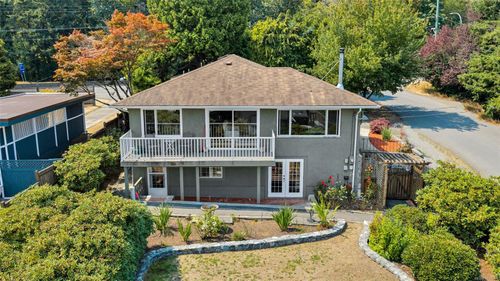 711 Wells Rd, Saanich, BC, V8Y1R6 | Card Image