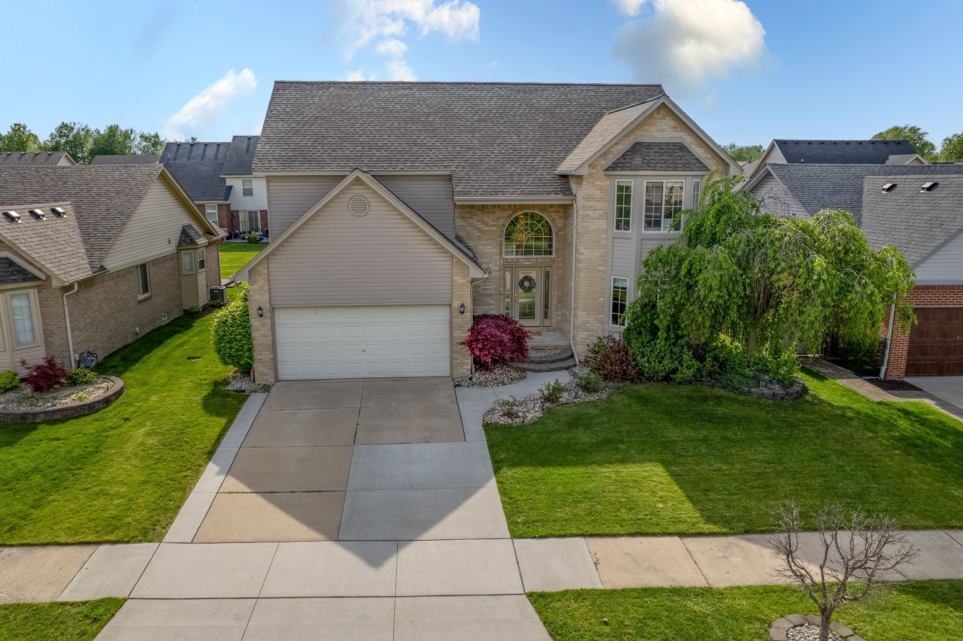 Charles Dr, Trenton, MI 48183