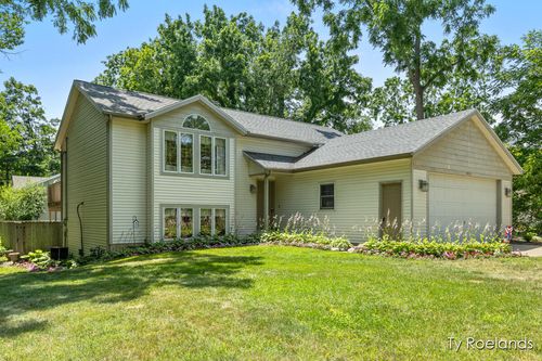 1704 Summit St, Holland, MI, 49423-6732 | Card Image