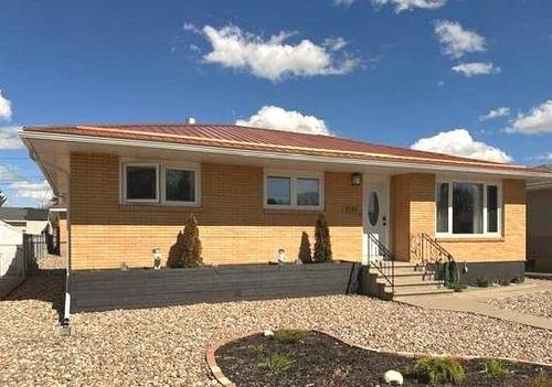 2231 20 Ave Se, Medicine Hat, AB, T1A3X8 | Card Image