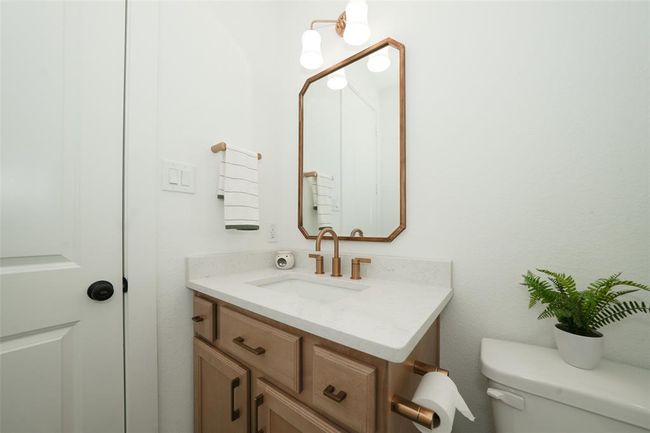 Luxurious full bath adjoining the additional suite. | Image 28