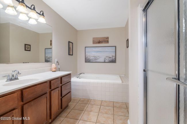 Primary en-suite bath | Image 26