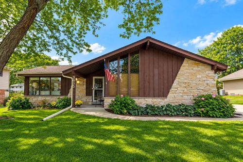 3635 S Greenlawn Terrace, New Berlin, WI, 53151 | Card Image