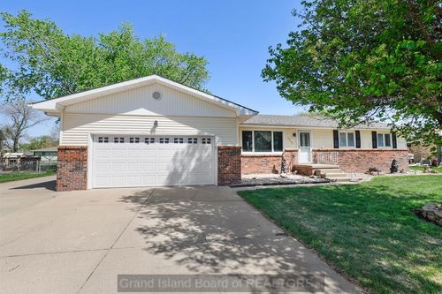 4242 Spur Ln, Grand Island, NE, 68803-2233 | Card Image