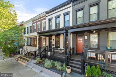 121 15 Th Street Se, Townhouse with 4 bedrooms, 3 bathrooms and null parking in WASHINGTON DC | Image 1