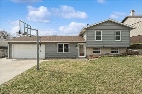 650 Olive Dr Nw, Cedar Rapids, IA, 52405-2834 | Card Image