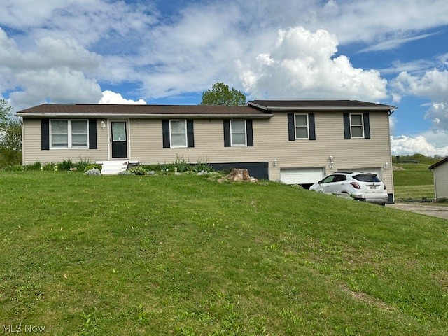 Mona Dr, Zanesville, OH 43701