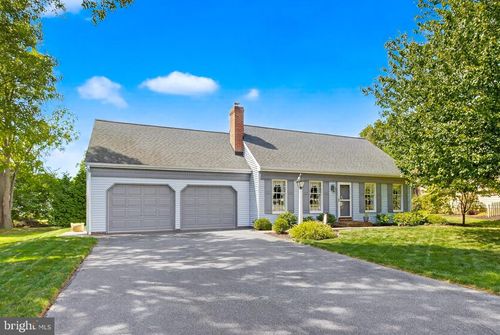 18 Village Sq, WILLOW STREET, PA, 17584-9522 | Card Image