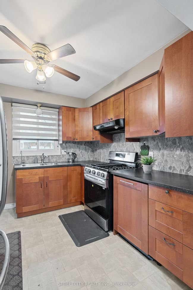 54 Brennan Dr, House attached with 5 bedrooms, 2 bathrooms and 2 parking in Strathroy ON | Image 11