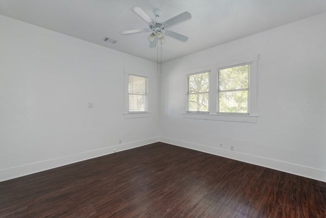 Large Bedroom with Walk-in closet | Image 11
