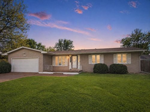 205 Park Lane Cir, Eldridge, IA, 52748-9668 | Card Image