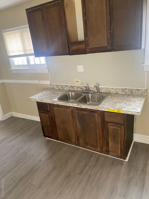 16526 Steel Street, Detroit, MI, 48235 | Card Image