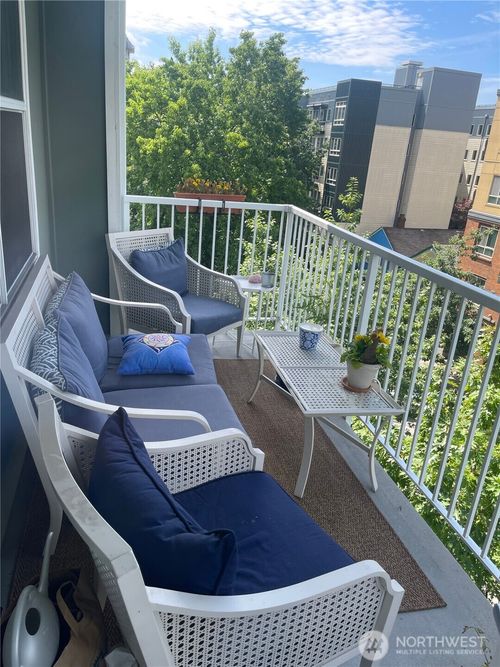 apt-401-4722 12th Ave Ne, Seattle, WA, 98105-4470 | Card Image