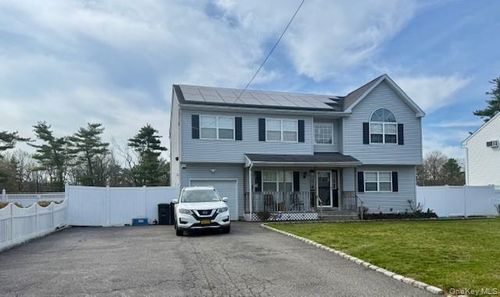 130 Cedar Dr, Bay Shore, NY, 11706-2418 | Card Image