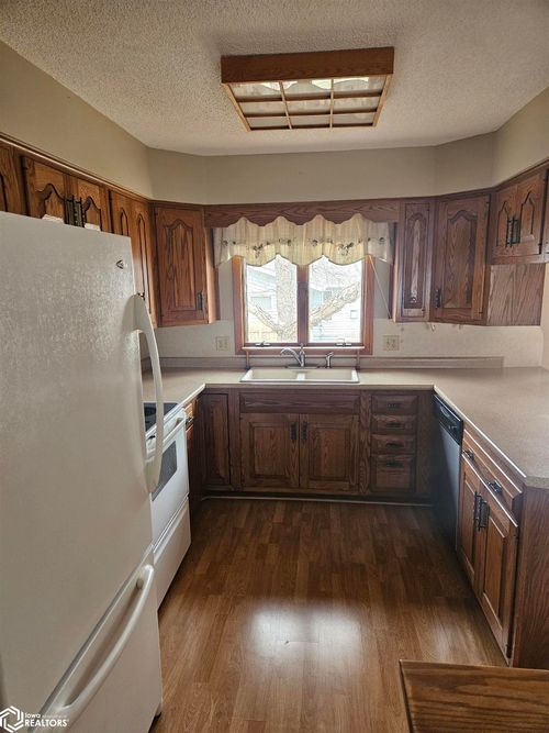 2011 E Lucas St, Algona, IA, 50511-2233 | Card Image