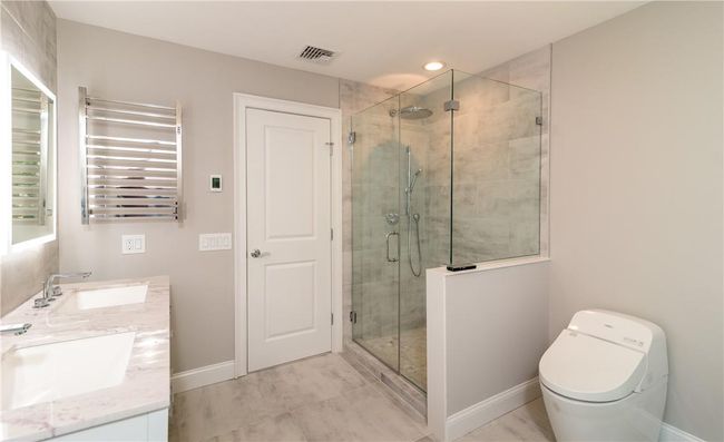 Primary Bathroom | Image 17