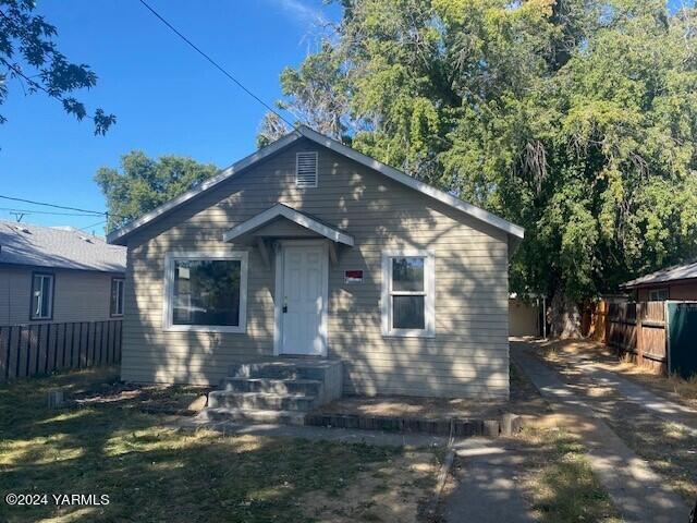 Viola Ave, Yakima, WA 98902