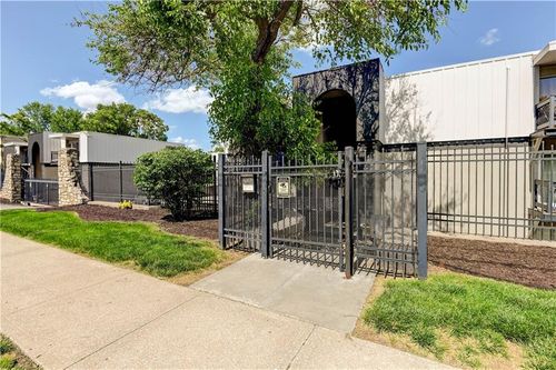 2-4157 Roanoke Rd, Kansas City, MO, 64111-4724 | Card Image